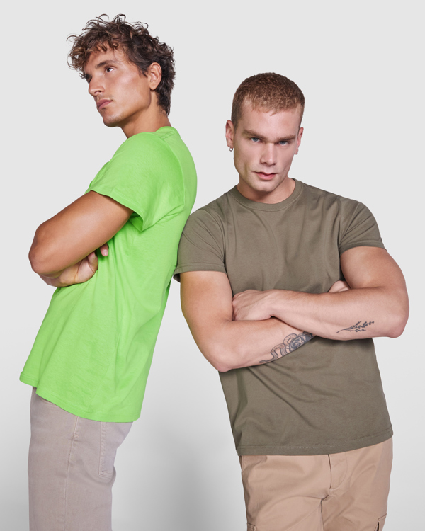 Camiseta DOGO PREMIUM Dos hombres de pie, uno con camiseta verde y otro con camiseta beige, con brazos cruzados.